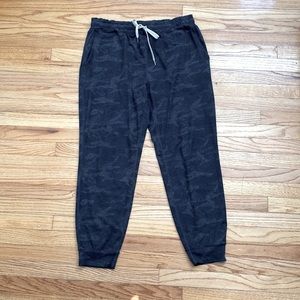 Vuori Women's Camo Joggers Size M - SO SOFT
